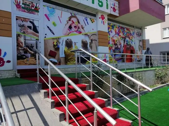 Minik Eller Akademisi Kreş ve Gündüz Bakımevi