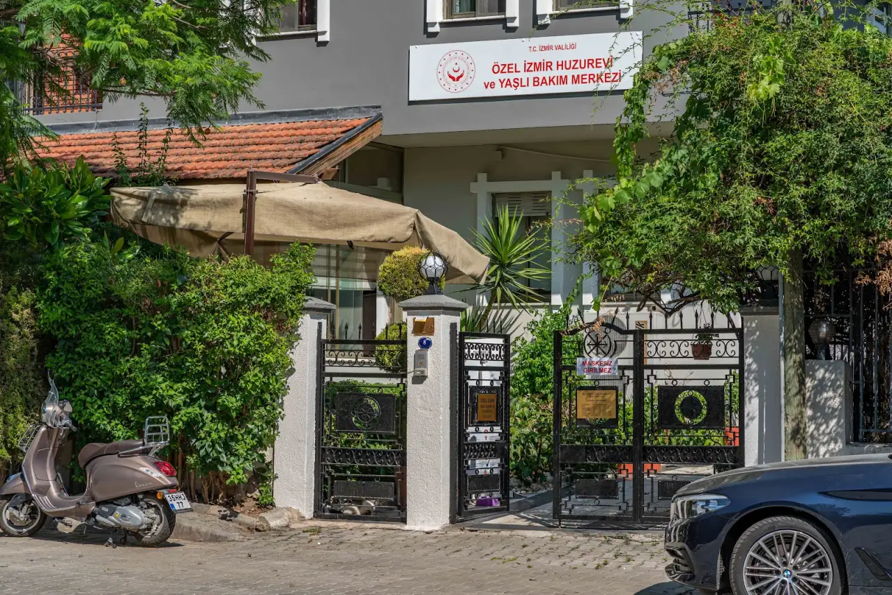Özel İzmir Yaşlı Bakım ve Dinlenme Evi