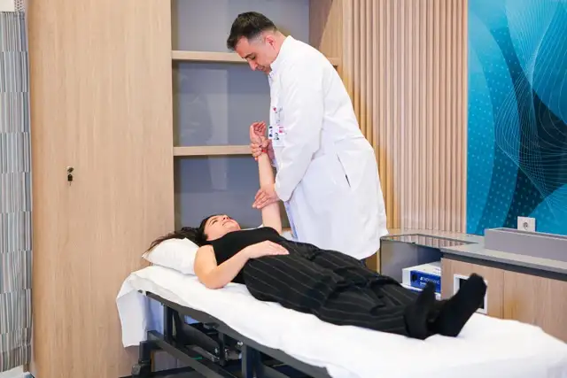 Doç. Dr. Mustafa Çorum - Robotik Fizik Tedavi - Neuroverse Clinic