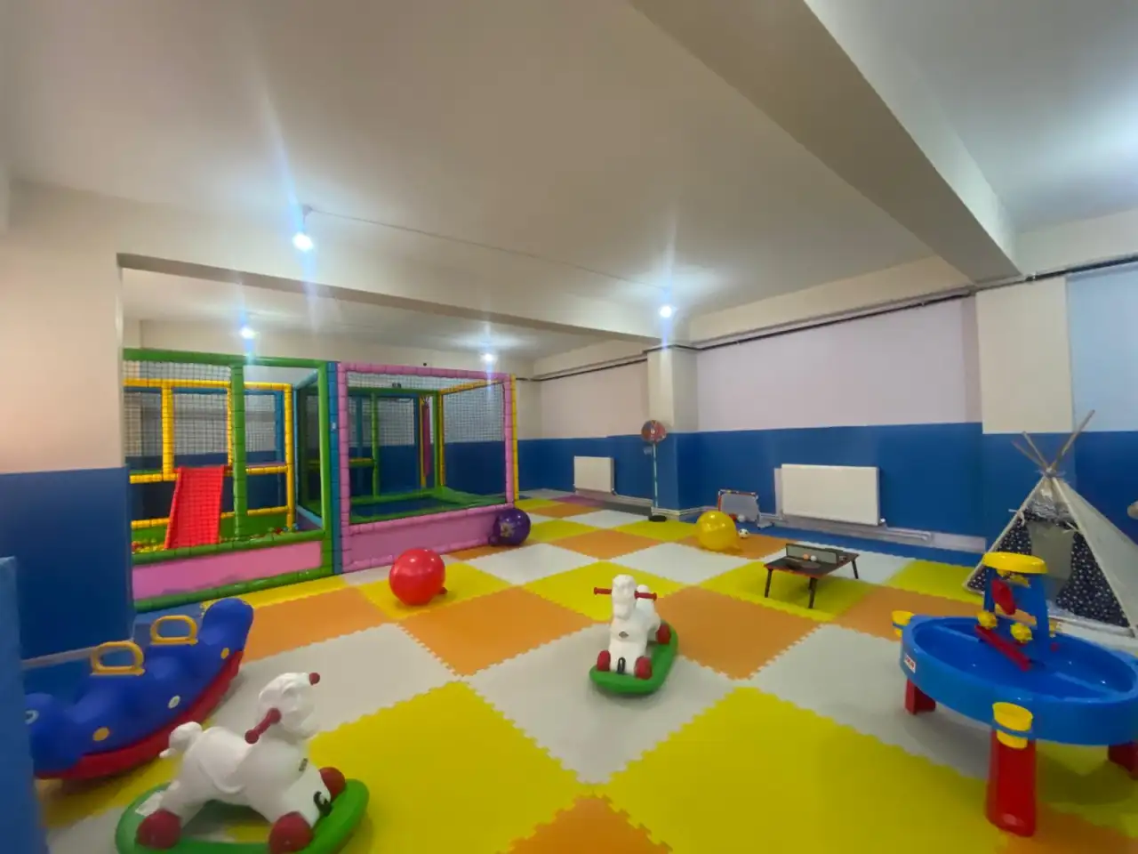 Küçük adımlar oyun ve aktivite evi kurtalan