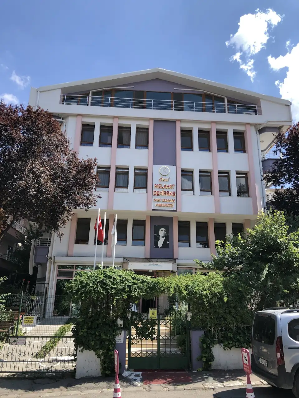 Özel Melahat Demirbaş Huzur Ve Yaşlı Bakımevi