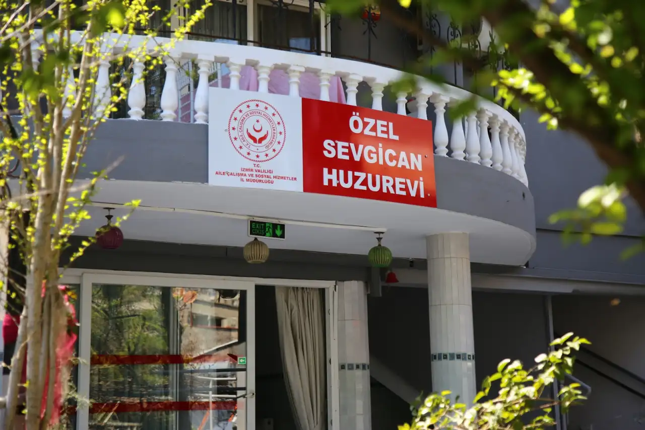 Özel Sıcak Yuvam Bakım Merkezi - Yaşlı Bakım Evi - İzmir